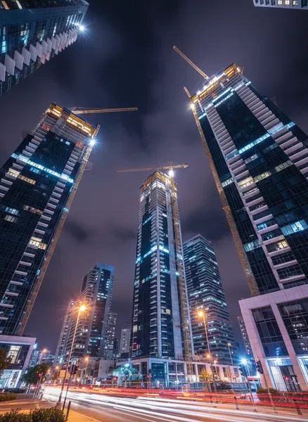 נוף עירוני לילי של פרויקט התחדשות עירונית בישראל